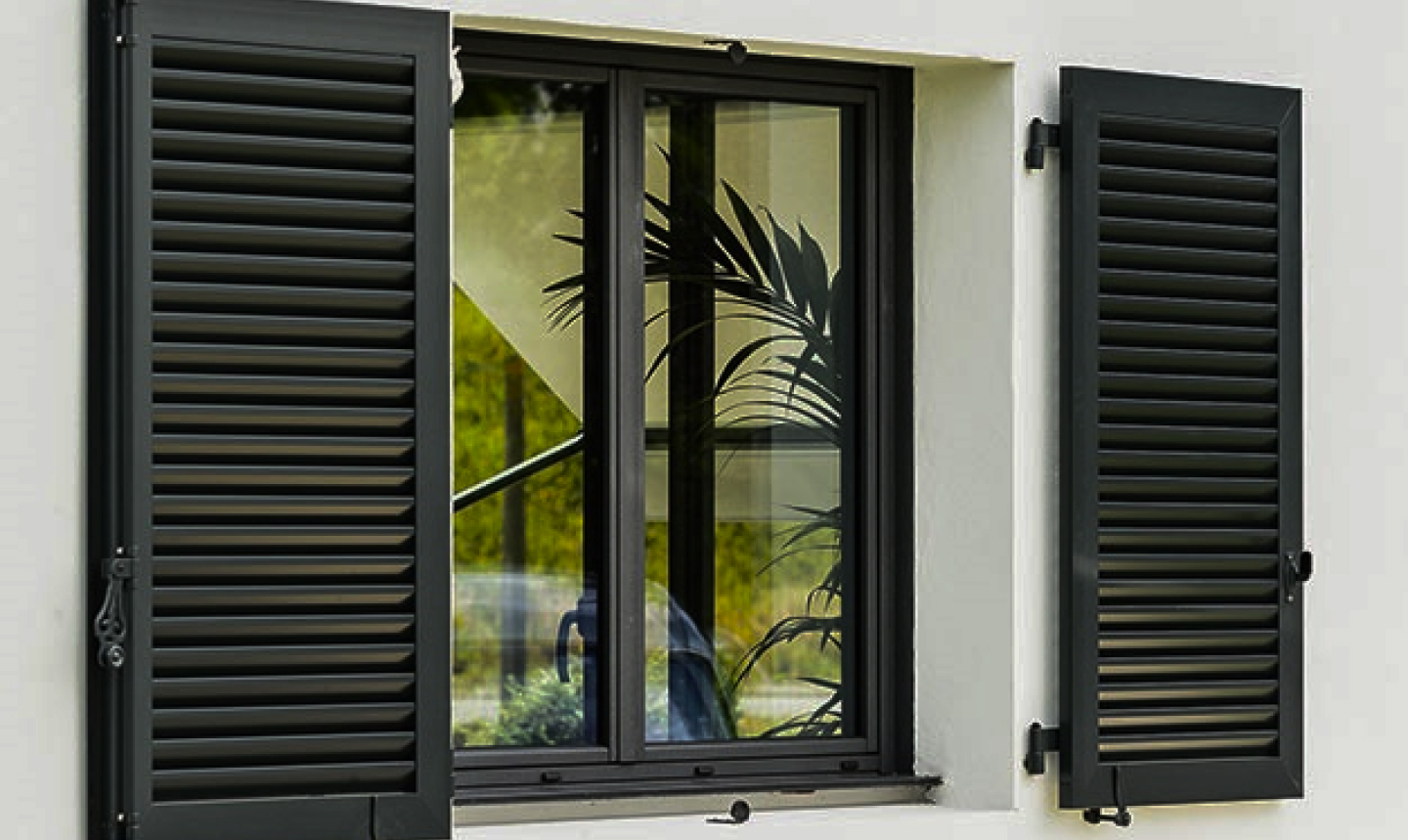 Fenêtre en aluminium élégante avec finition noire et vitrage à haute performance pour une sécurité renforcée