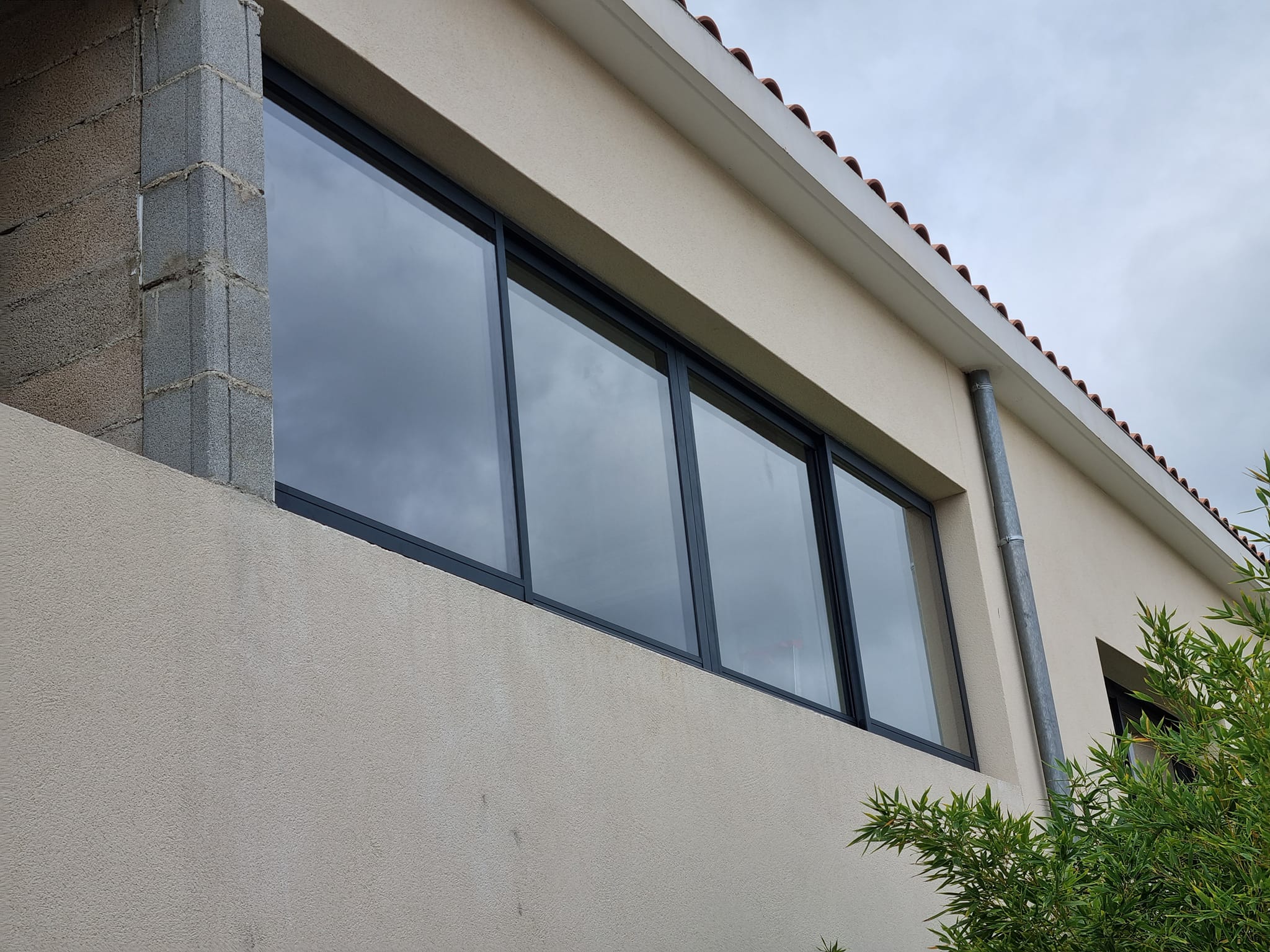 Fenêtre moderne en PVC blanc avec double vitrage