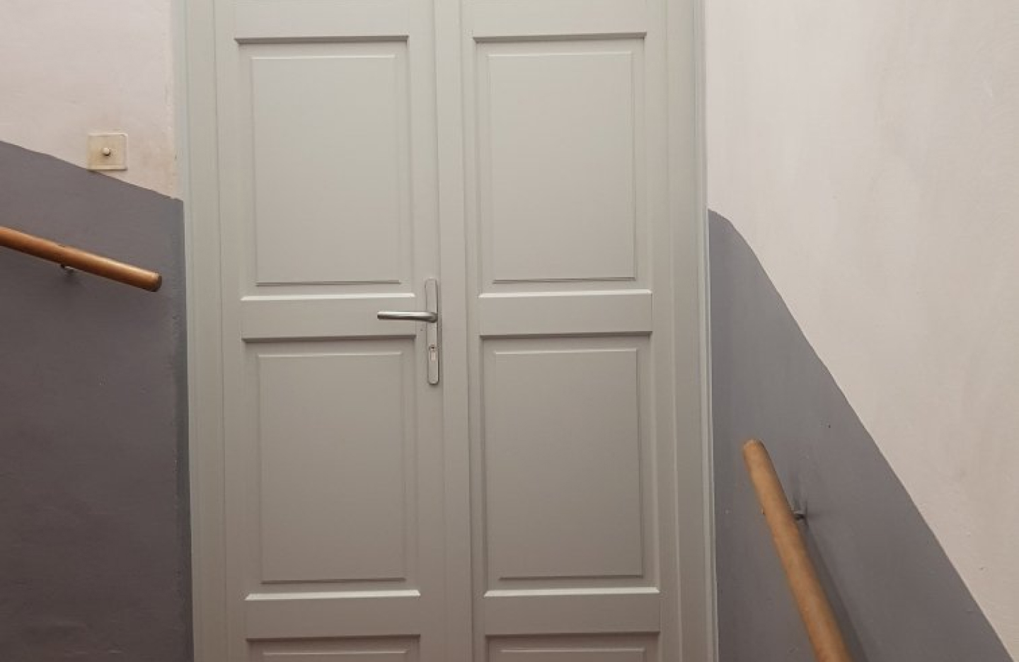 Porte d'entrée en bois élégant