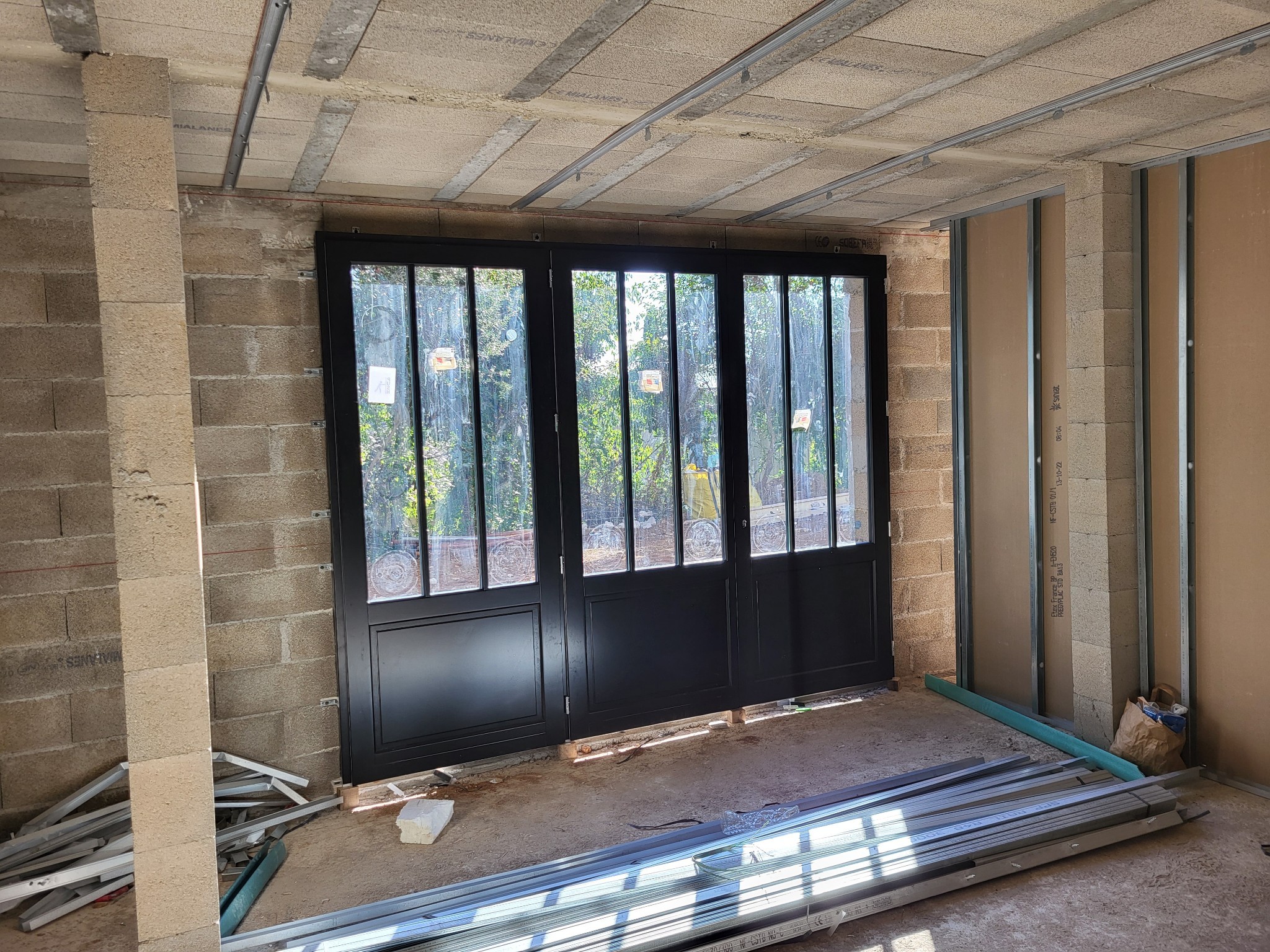 Fenêtre en aluminium noir, menuiserie de qualité