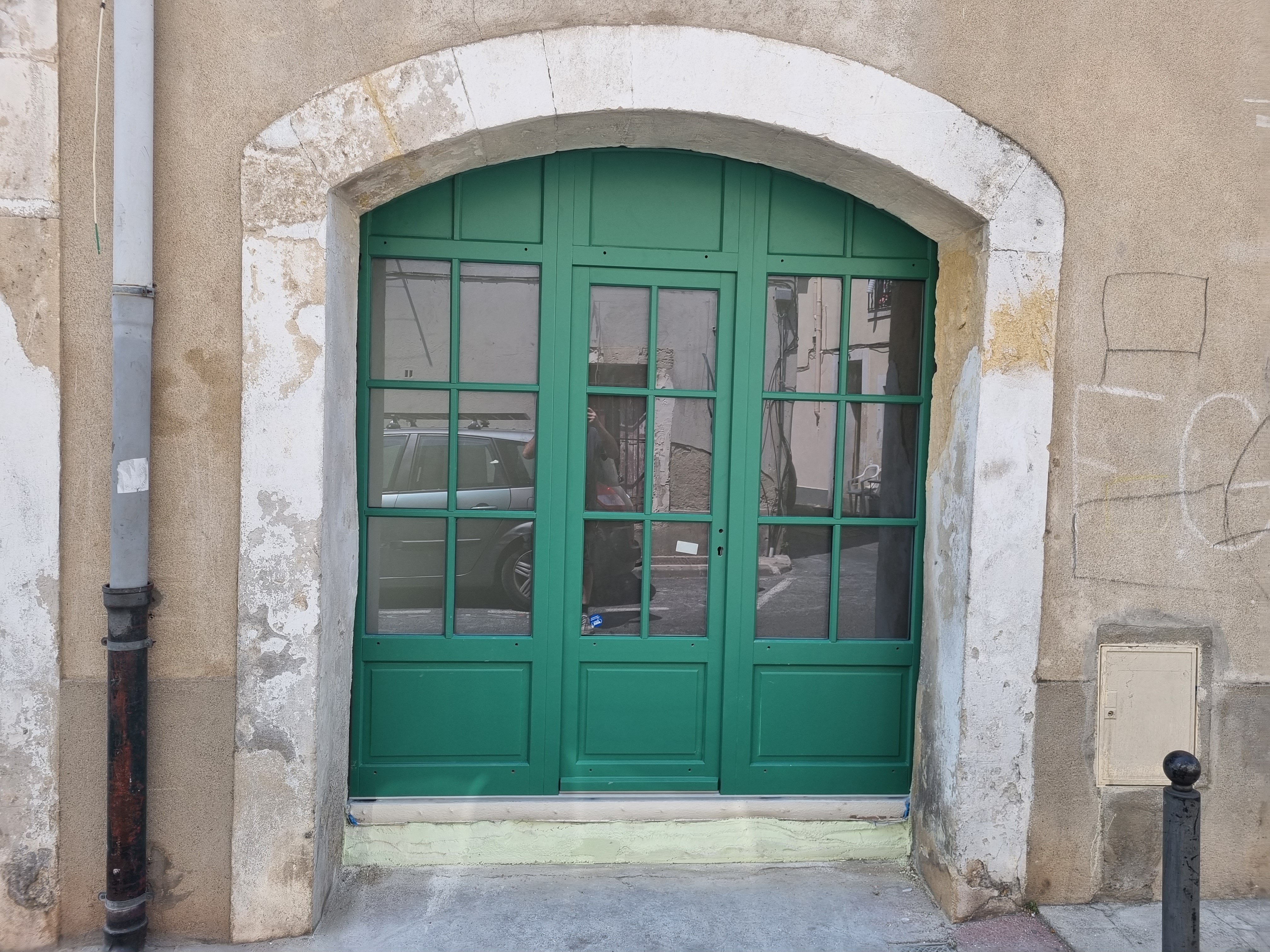 Porte-fenêtre en aluminium vert, installation professionnelle