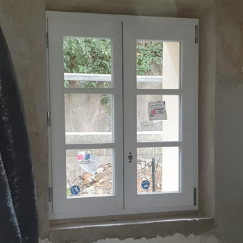 Fenêtre en PVC blanc, menuiserie durable et esthétique