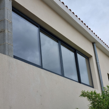 Fenêtre carrée en aluminium noir, design moderne