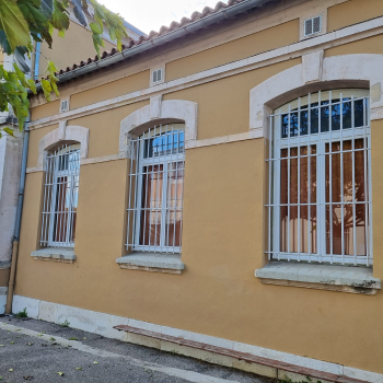 Fenêtre avec grilles de sécurité blanches, protection renforcée