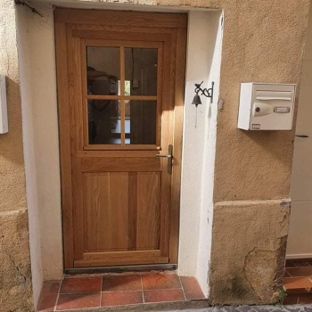 Porte d'entrée avec fenêtres en bois, design chaleureux et accueillant