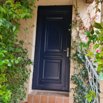 Porte d'entrée bleue, touche de couleur pour une entrée unique