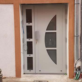 Porte blindée avec fenêtres, sécurité renforcée et luminosité