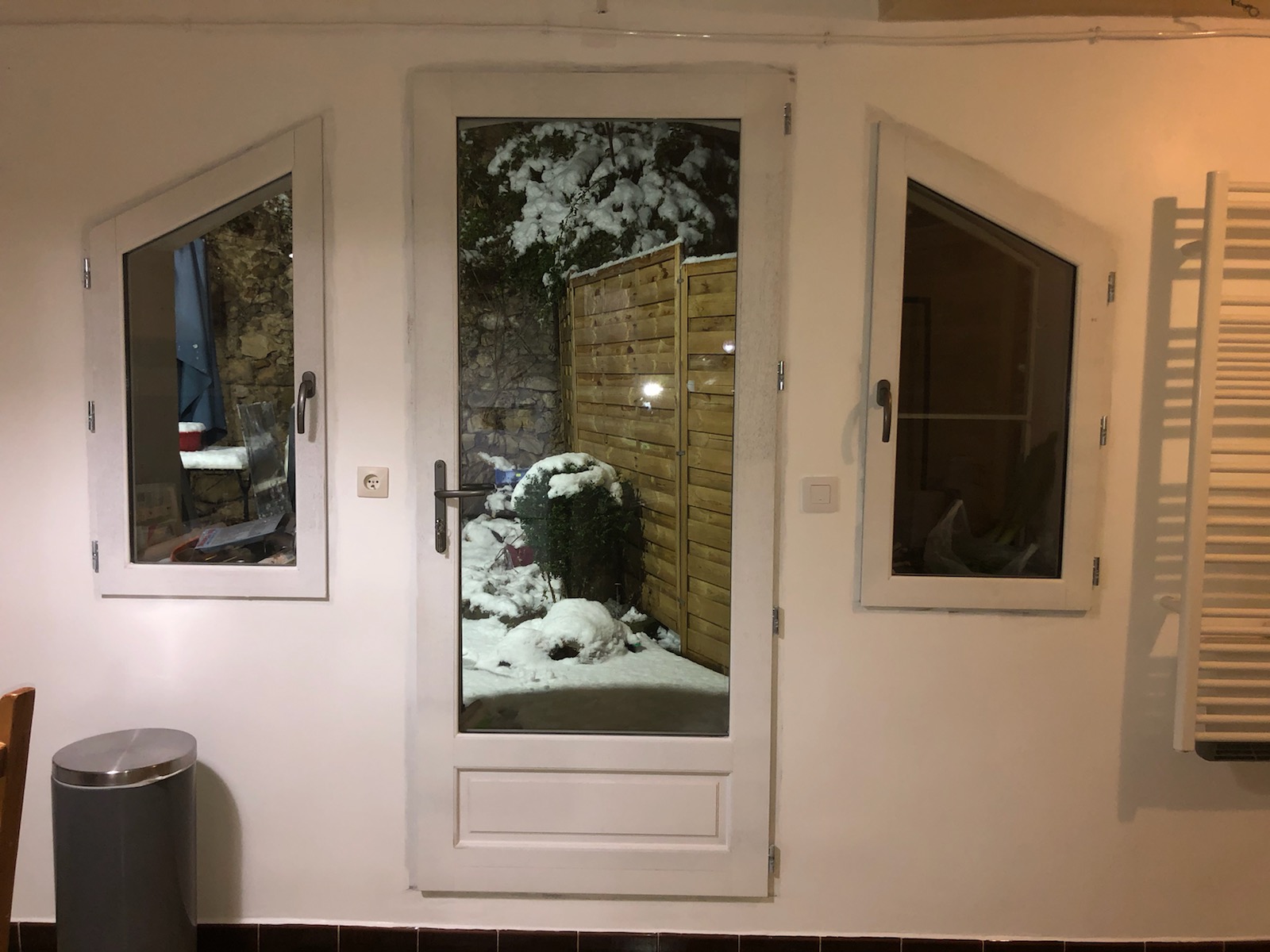 Porte d'entrée blanche, simplicité et élégance intemporelle