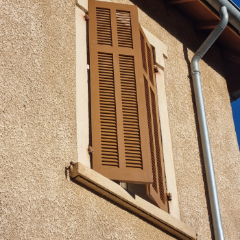 Volet en bois traditionnel, menuiserie chaleureuse