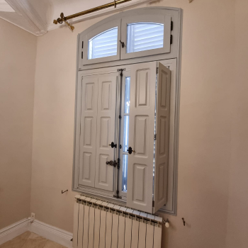 Volet intérieur gris, solution élégante et discrète