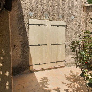 Volets en bois grande taille, protection et isolation sur mesure