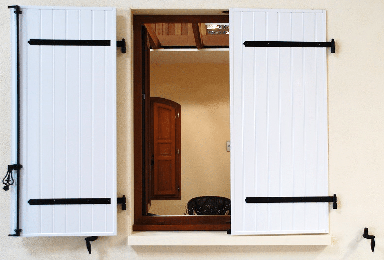 Volets en bois gris bleuté, design contemporain et esthétique