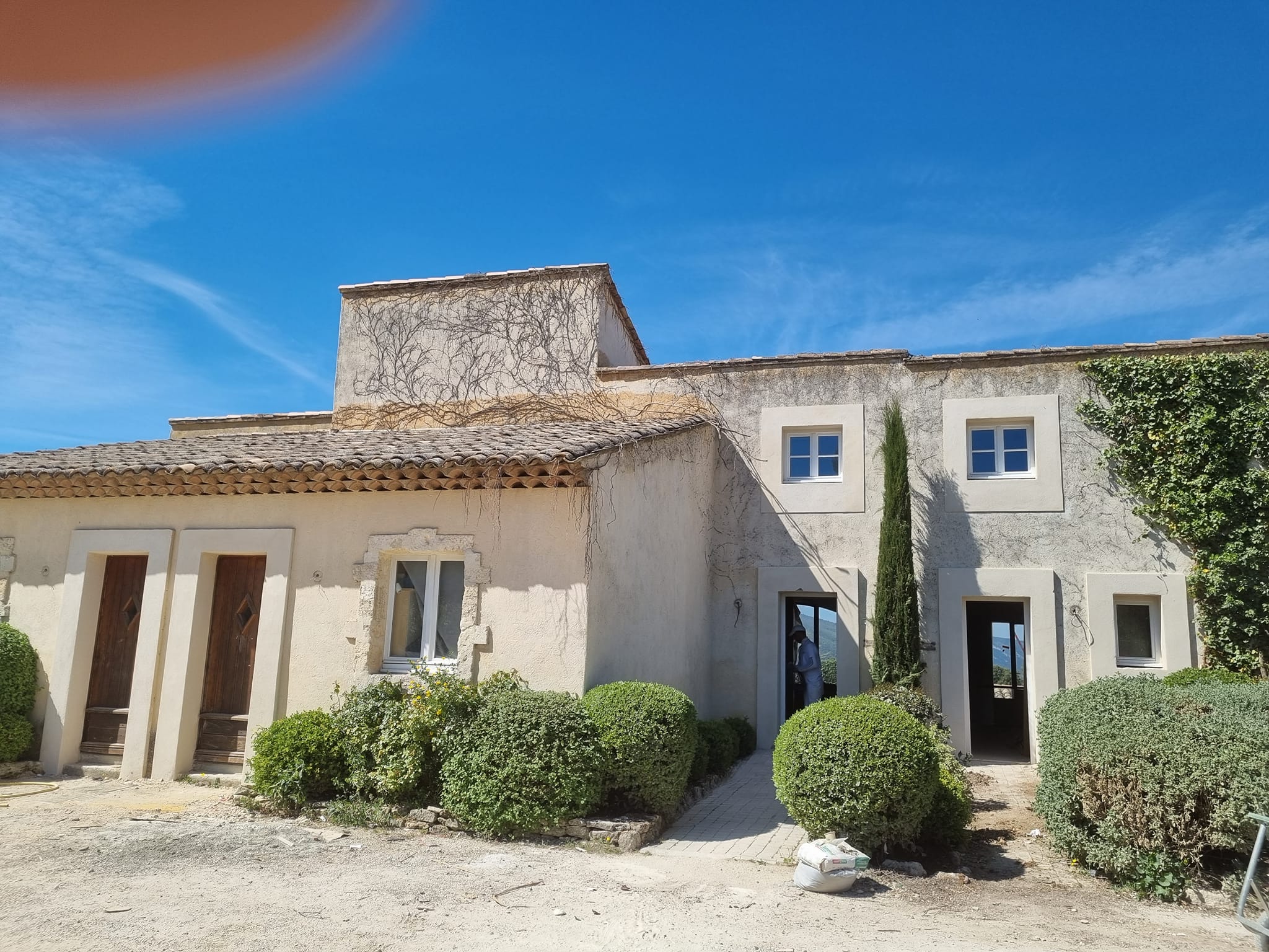 Architecture d'extérieur : Fenêtres élégantes qui ajoutent du cachet à la bâtisse