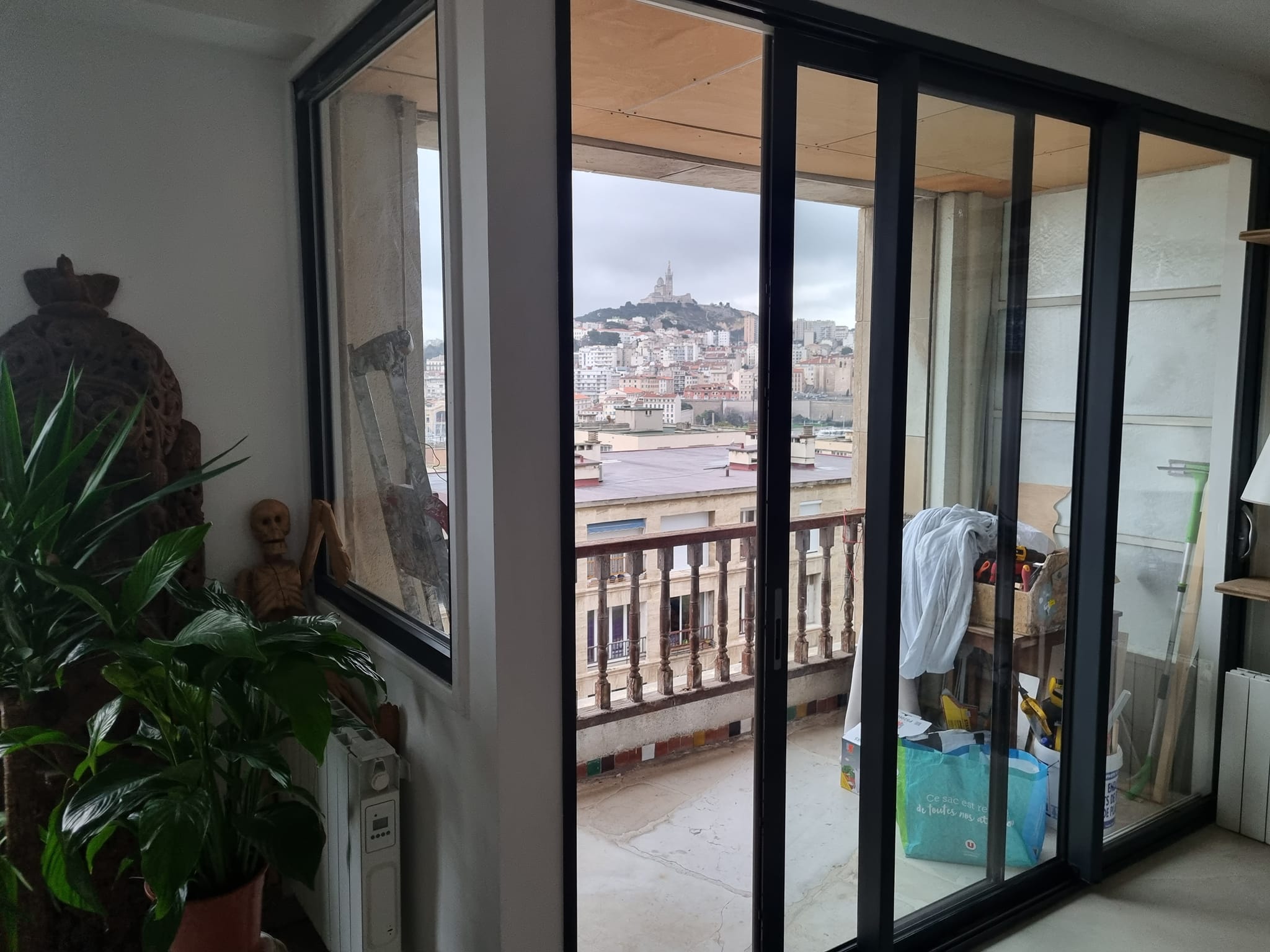 Veranda contemporaine avec fenêtres noires pour un style épuré