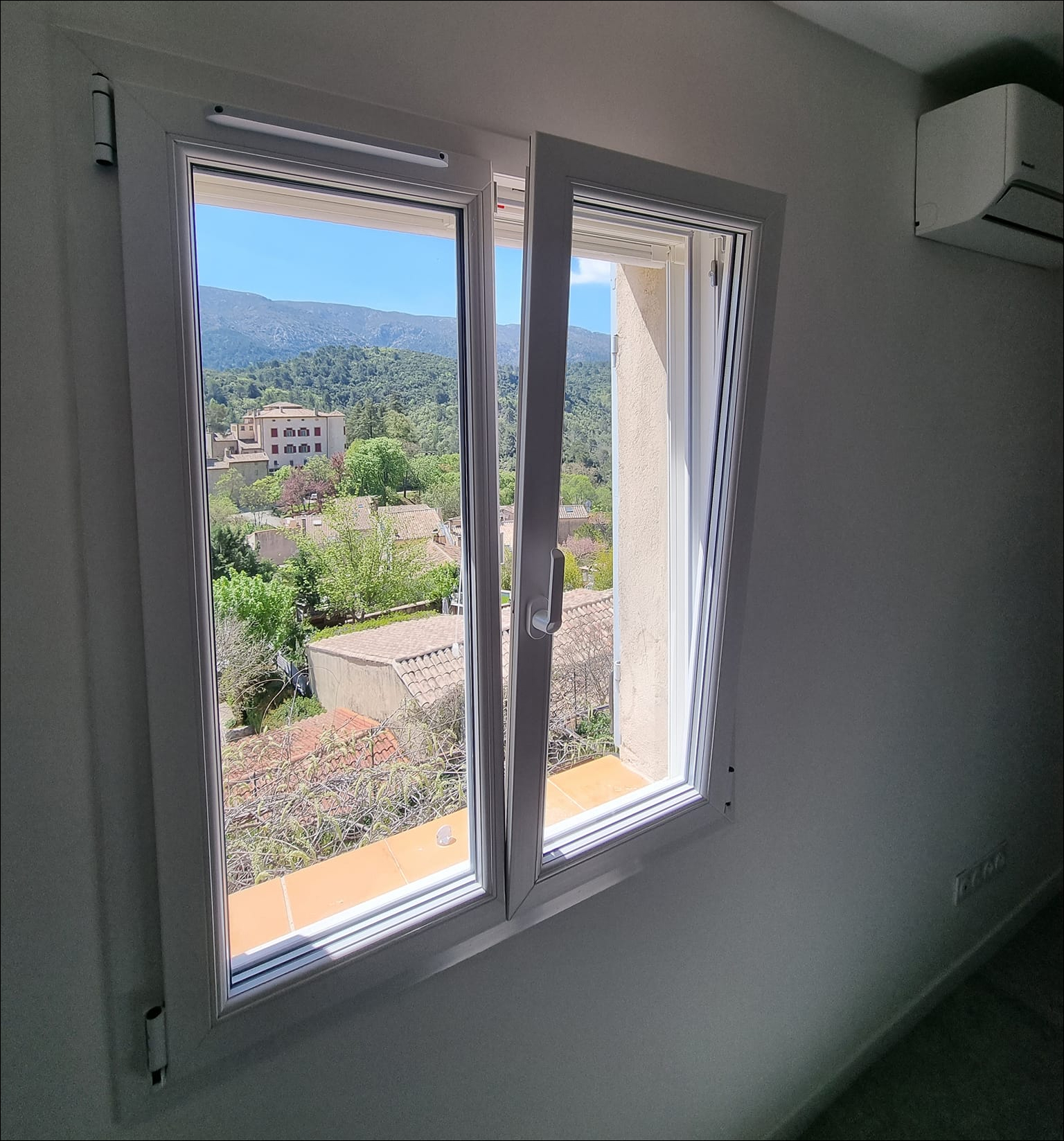 Design chic et moderne : Fenêtres noires avec vue panoramique