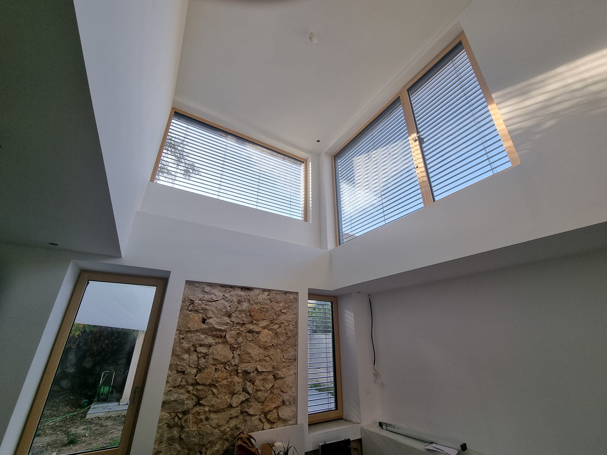 Vue plongeante depuis une fenêtre en hauteur