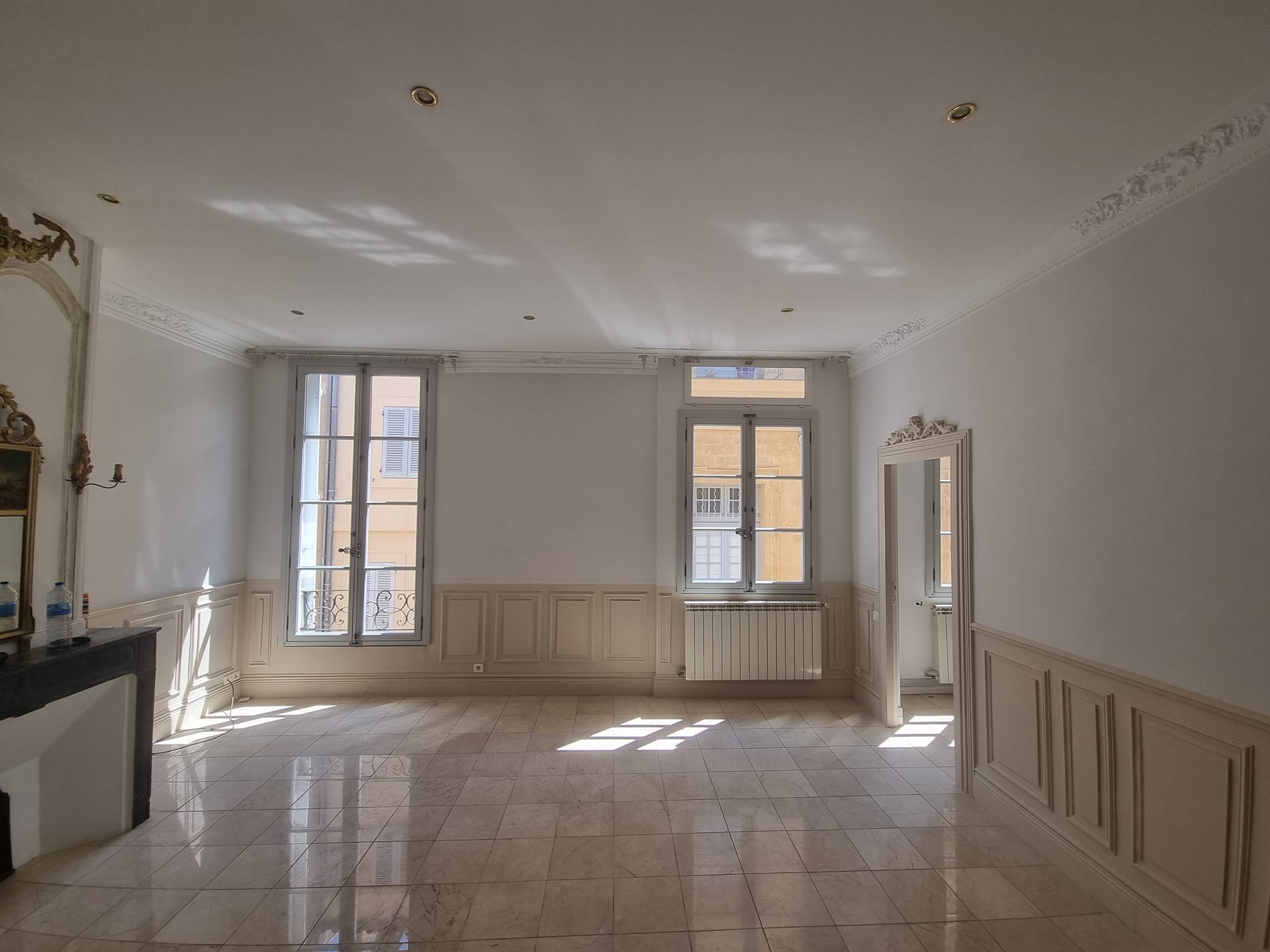 Photo d'une fenêtre d'appartement avec vue sur Gardanne