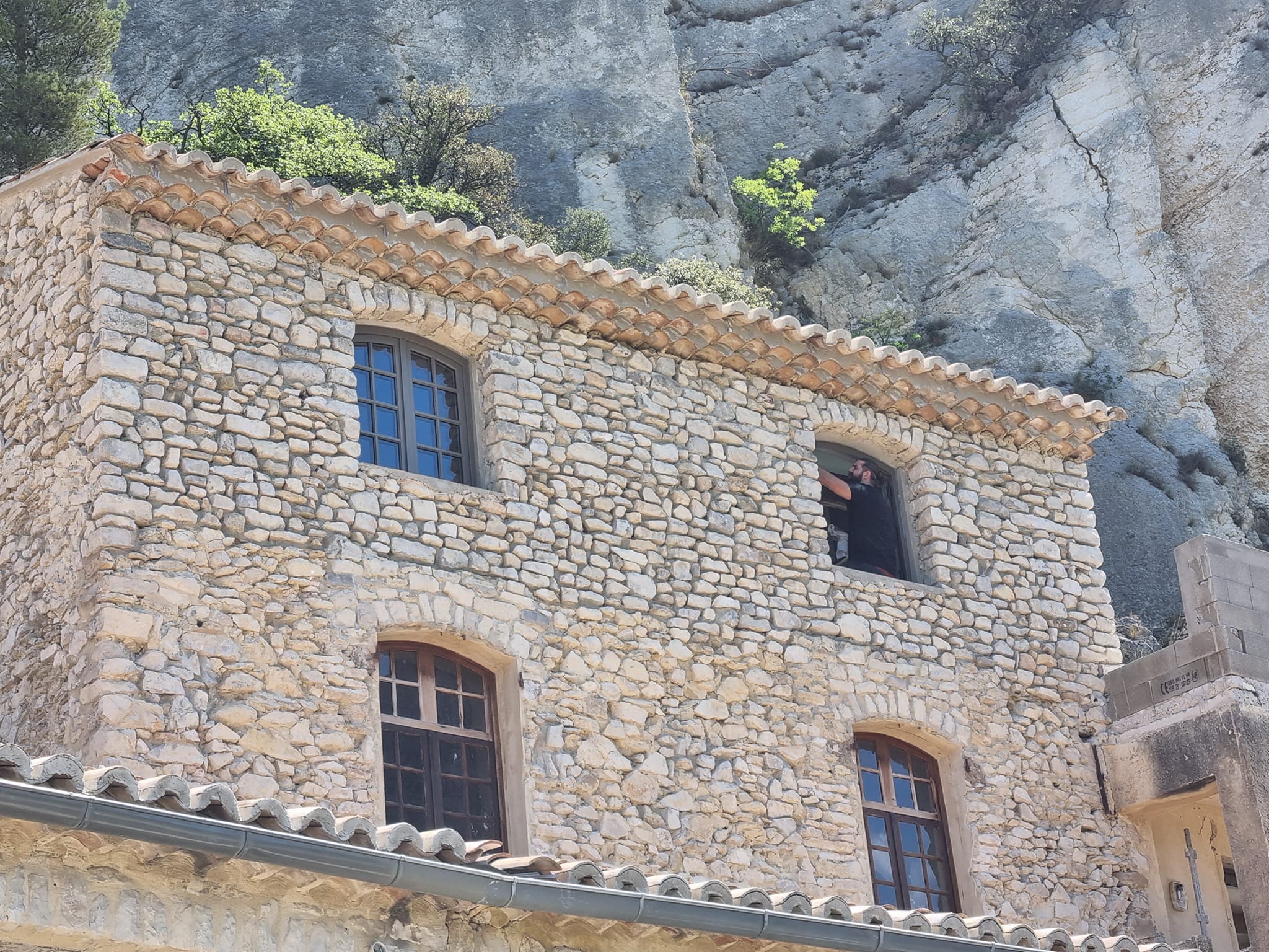 Fenêtre en bois avec cadre sculpté et détails minutieux