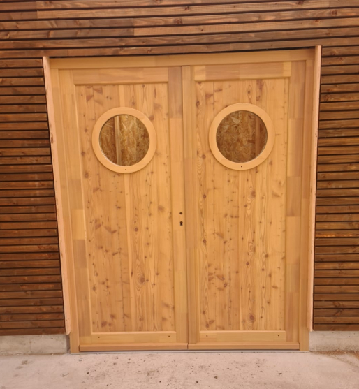 Photo d'une porte en bois massif avec finitions élégantes