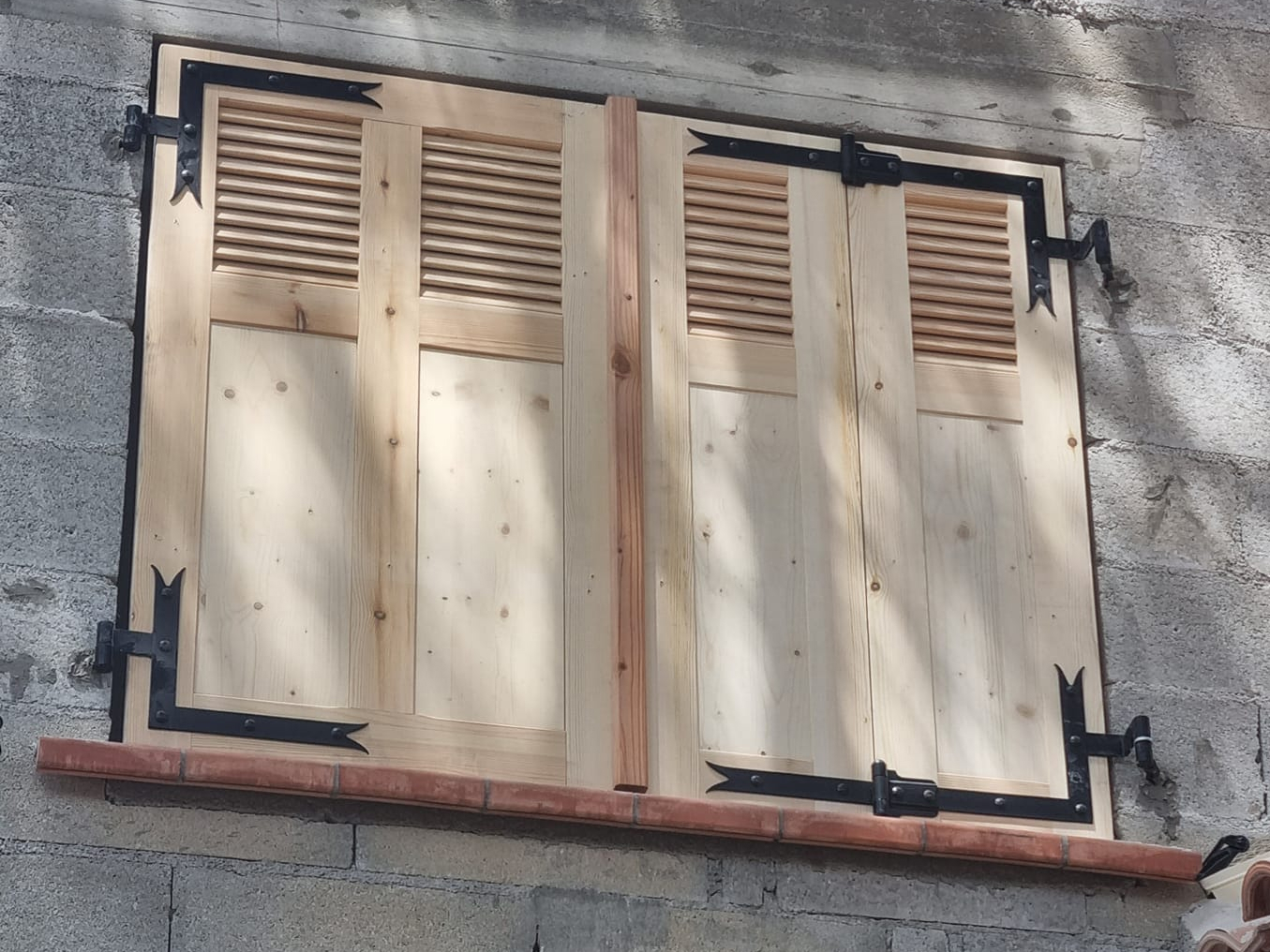 Photo de volet en bois naturel avec détails authentiques