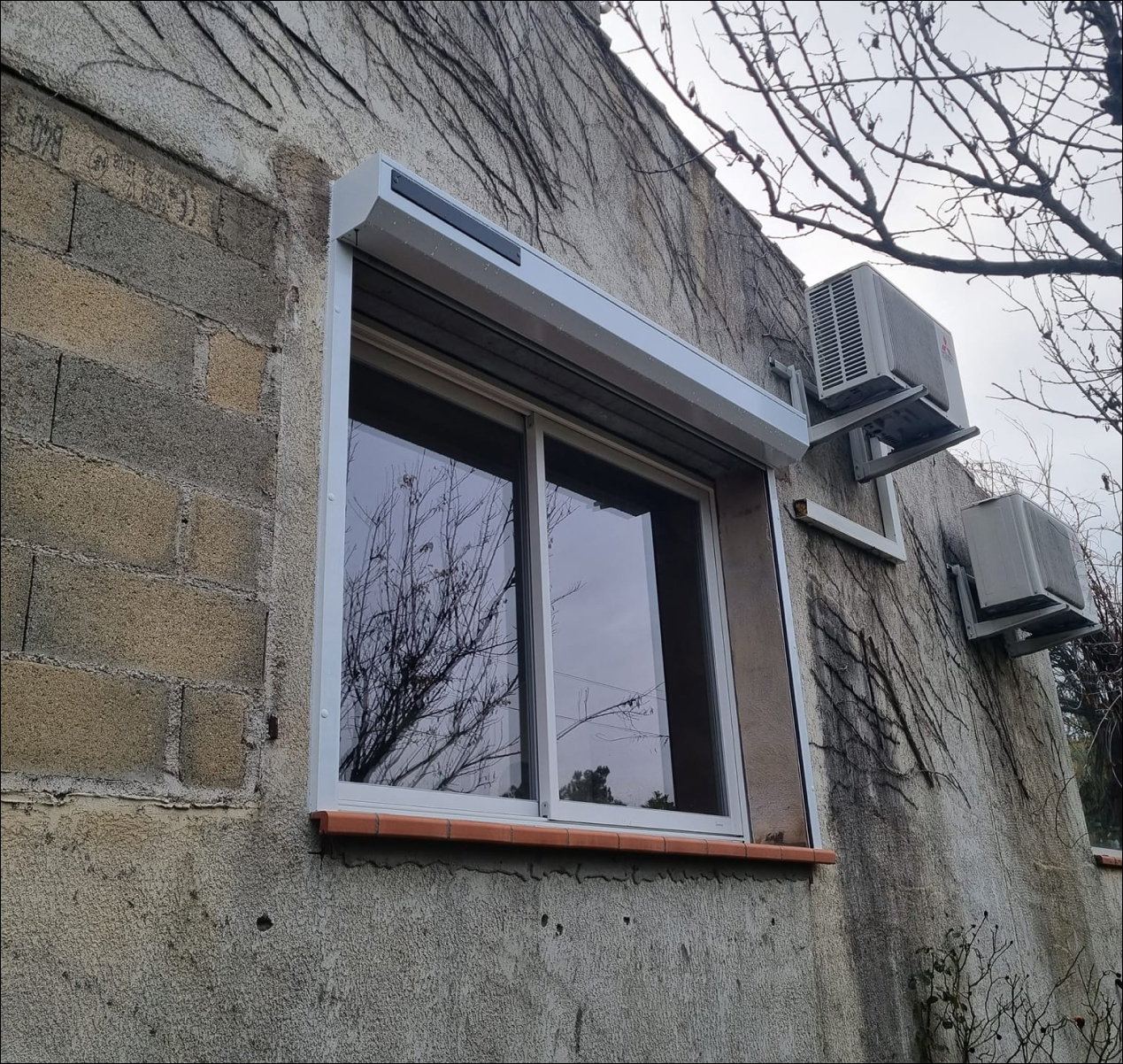 Volet roulant électrique alimenté par l'énergie solaire