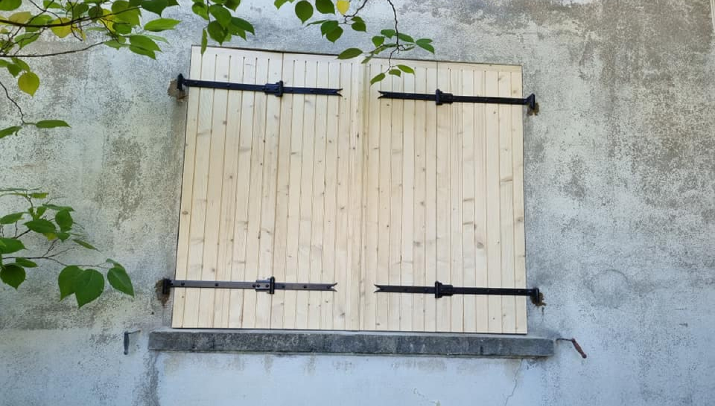 Volet en bois traditionnel pour une touche rustique dans votre maison